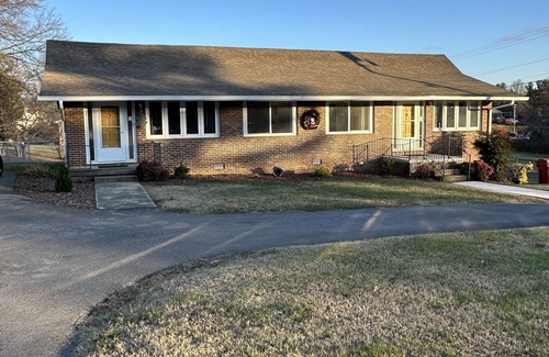 Johnson City Casa | Art Haven Unit 1. Close to everything!