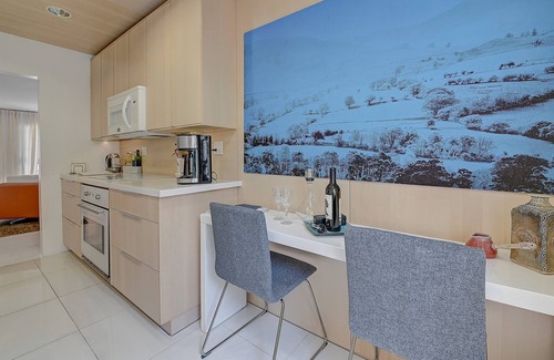 Downtown Condominio | Art-infused Centrally Located Modern Apartment