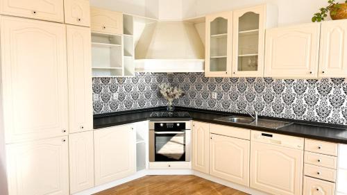 Ceske Budejovice Apartamento | ART room with rooftop prosecco picnic or breakfast