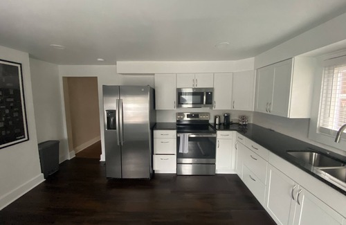 Windsor Park Casa | Art | Stainless | Hardwood | Granite | Walkable