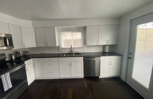 Windsor Park Casa | Art | Stainless | Hardwood | Granite | Walkable