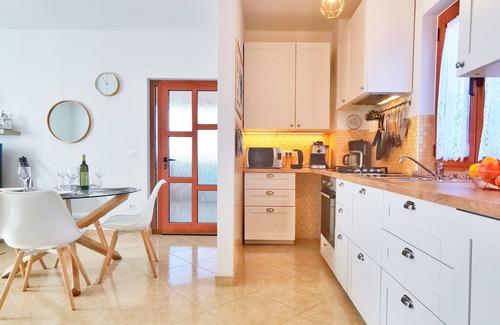 Markovac Apartamento | Apartamento con jardín y bonitas vistas, bañera de hidromasaje, WiFi, aire acondicionado, estacionamiento, para 4-6 personas.