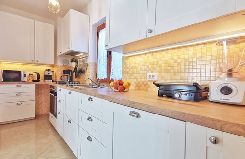 Markovac Apartamento | Apartamento con jardín y bonitas vistas, bañera de hidromasaje, WiFi, aire acondicionado, estacionamiento, para 4-6 personas.