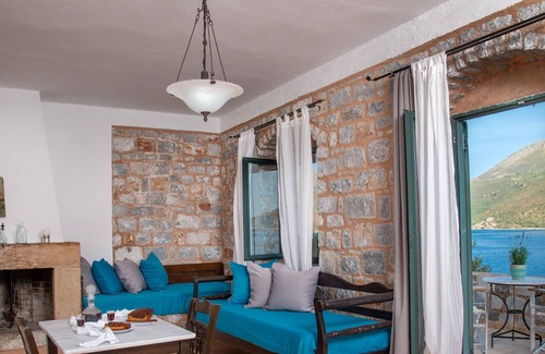 Karavostasi Apartamento | Artemis -Traditional stone built studio apartment