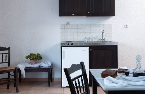 Karavostasi Apartamento | Artemis -Traditional stone built studio apartment