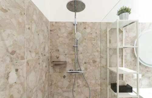 Neulerchenfeld Apartamento | Artful 1BR Suite, City Nearby by HM