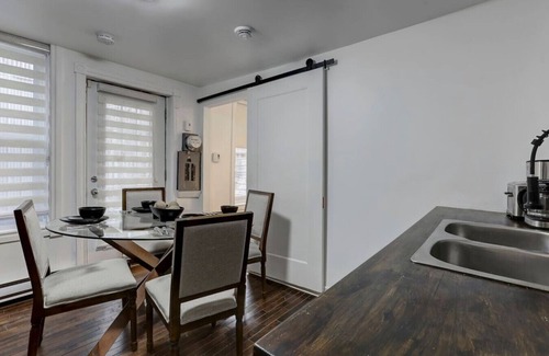 Sainte-Marie Apartamento | Artful 3BR in the heart of Downtown Montreal