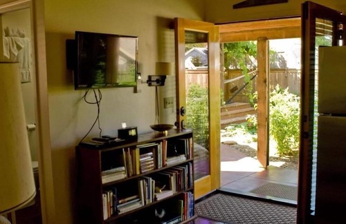 Roseway Apartamento | Ingenioso, rústica del patio trasero de cabina-sostenible Ética, el centro de 20 min, 5-Star Ducha