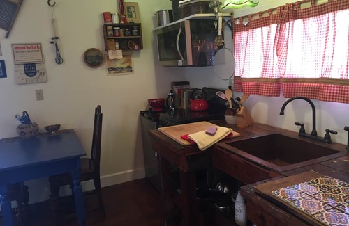 Roseway Apartamento | Ingenioso, rústica del patio trasero de cabina-sostenible Ética, el centro de 20 min, 5-Star Ducha