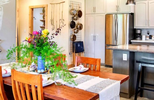Sebastopol Casa | Artisan Boho, Equine Too, Farm Fresh Eggs, Spa, Vino & Views!