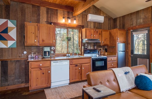 Marshall Cabina | Artisan Cabin Escape: Nature-Inspired Getaway