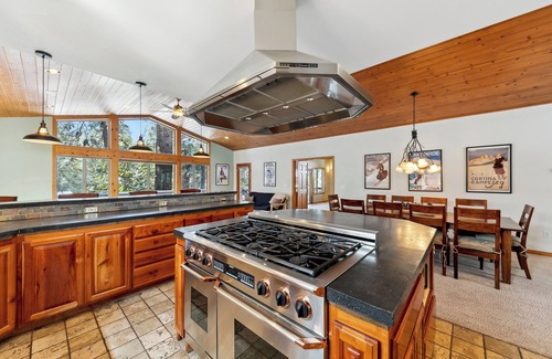 Tahoe Paradise Chalet De Esquí | Artisan Chalet: Pet Friendly, Deluxe Kitchen, Games