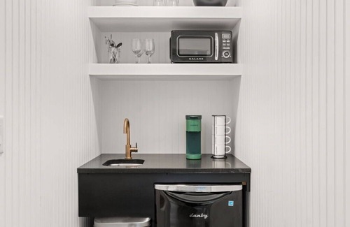 Lincoln Hotel | Artist Bluff: Chic 1BR Retreat | King Bed, Fireplace, Private Access