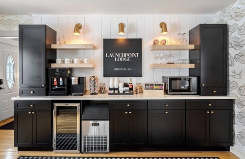 Lincoln Hotel | Artist Bluff: Chic 1BR Retreat | King Bed, Fireplace, Private Access