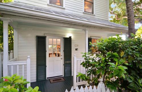 Bahama Village Casa | Artist Garden by AvantStay Great Location w Balcony Outdoor Dining Shared Pool BBQ Week Long Stays