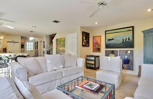Bahama Village Casa | Artist Garden by AvantStay Great Location w Balcony Outdoor Dining Shared Pool BBQ Week Long Stays