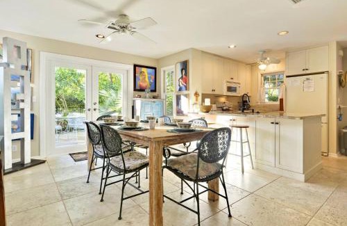 Bahama Village Casa | Artist Garden by AvantStay Great Location w Balcony Outdoor Dining Shared Pool BBQ Week Long Stays