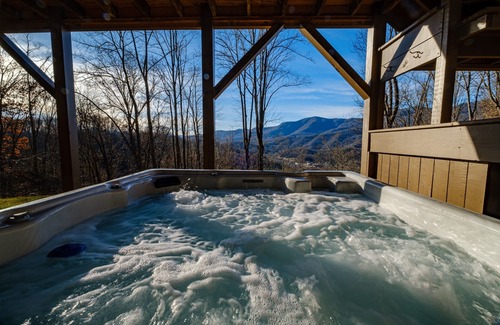 Sylva Casa | la casa del artista con una hermosa vista a la montaña y la ubicación conveniente.