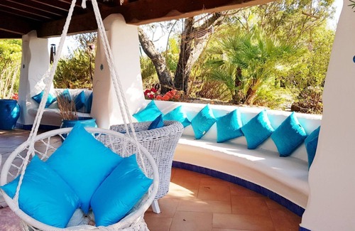 Orosei Villa | [Artista] Elegante villa cerca del mar con jardín vallado