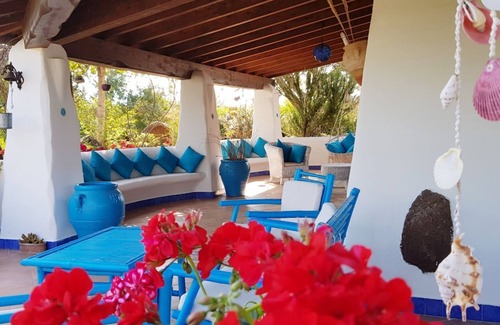 Orosei Villa | [Artista] Elegante villa cerca del mar con jardín vallado
