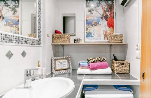 Antibes Old Town Apartamento | Artistic Antibes Apartment