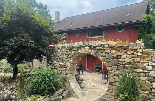 Kent Casa | Artistic barn: wood burning hottub, sauna and pizza oven