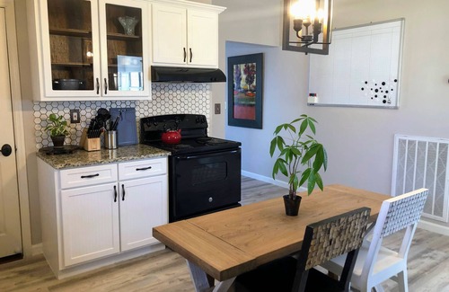 Chickamauga Casa | Artistic Retreat - Walk Downtown, Sparkling Clean!