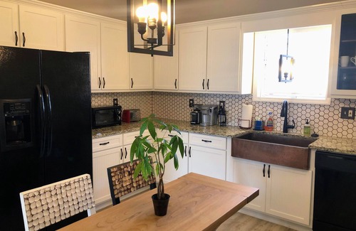 Chickamauga Casa | Artistic Retreat - Walk Downtown, Sparkling Clean!