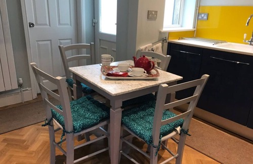 Harrogate Cabaña | Artists 'Place, centro de la ciudad, WIFI seguro gratuito, estacionamiento gratuito, ubicación tranquila
