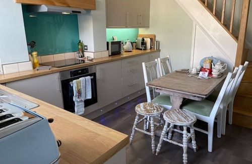 Harrogate Cabaña | Ubicación central, WIFI sin restricciones y estacionamiento sin restricciones