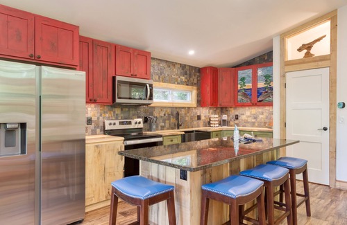 Fairview Cabina | Artist’s Palette by AvantStay | Colorful Retreat