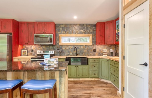 Fairview Cabina | Artist’s Palette by AvantStay | Colorful Retreat