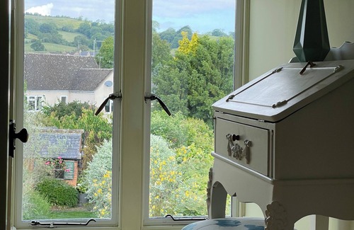 Winchcombe Casa | Arts and Crafts Cotswold stone house in the centre of Winchcombe