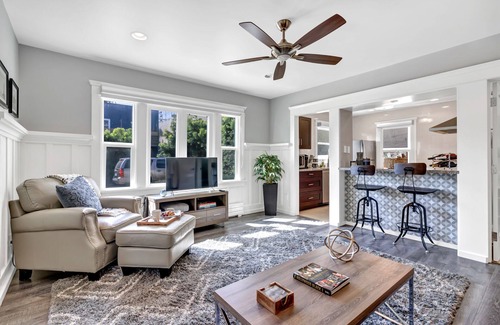 East Village Apartamento | Arts District of Long Beach! Walking distance to the beach!