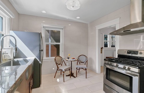 East Village Apartamento | Arts District of Long Beach! Walking distance to the beach!