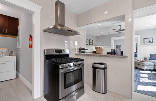 East Village Apartamento | Arts District of Long Beach! Walking distance to the beach!
