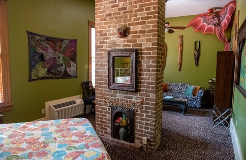 Bywater Cama Y Desayuno | Artsy Bollywood Suite at The Lookout Inn in the colorful Bywater neighborhood!