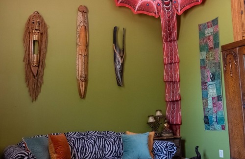 Bywater Cama Y Desayuno | Artsy Bollywood Suite at The Lookout Inn in the colorful Bywater neighborhood!