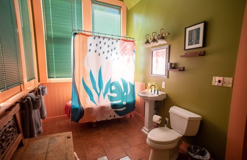 Bywater Cama Y Desayuno | Artsy Bollywood Suite at The Lookout Inn in the colorful Bywater neighborhood!