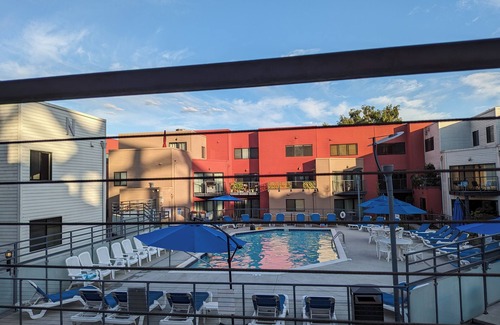 Old Town Chinatown Apartamento | Artsy condo with pool, spa, gas grill, high-speed WiFi, on river near Pearl.