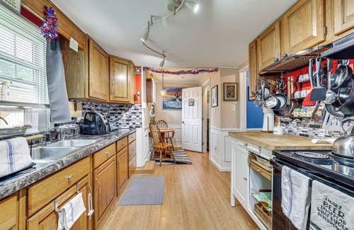 Scotrun Cabaña | Artsy Cottage in Scotrun w/ Studio Space & Hot Tub