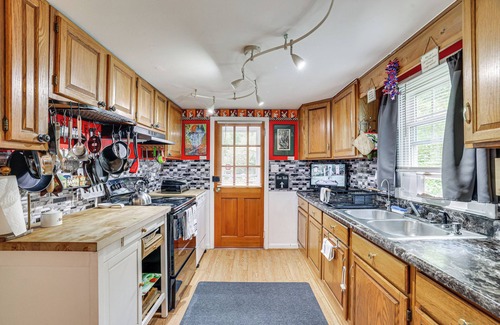 Scotrun Cabaña | Artsy Cottage in Scotrun w/ Studio Space & Hot Tub