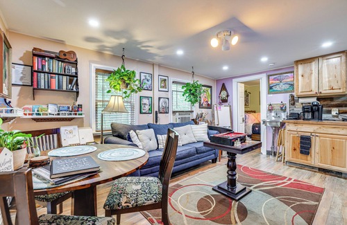 Scotrun Cabaña | Artsy Cottage in Scotrun w/ Studio Space & Hot Tub