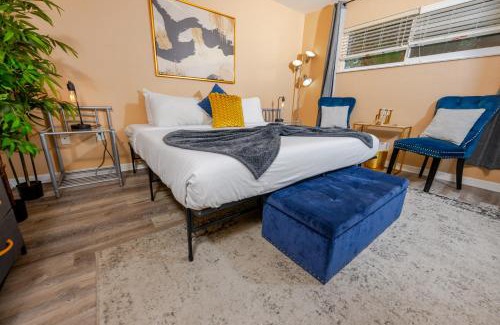 Arlington Park Apartamento | Artsy Getaway With Vibrant Design Flair