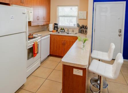 Arlington Park Apartamento | Artsy Getaway With Vibrant Design Flair