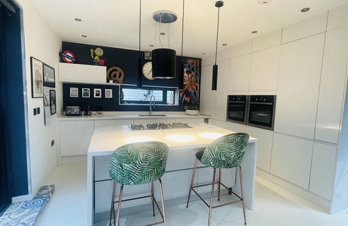 Caterham Casa | Artsy Retreat - Sleeps 8, Free Parking & Balcony