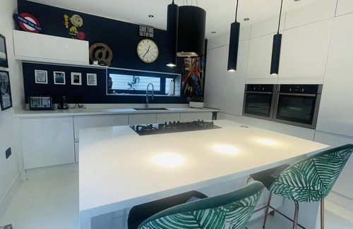 Caterham Casa | Artsy Retreat - Sleeps 8, Free Parking & Balcony