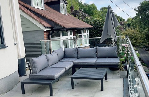 Caterham Casa | Artsy Retreat - Sleeps 8, Free Parking & Balcony