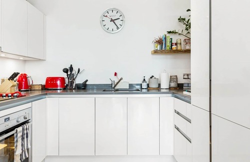 Bromley North Apartamento | Arty 1BD with City Views, Stratford