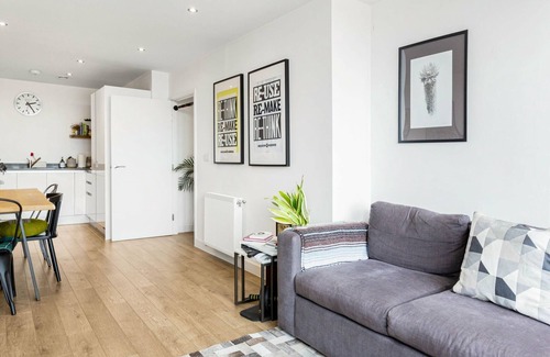 Bromley North Apartamento | Arty 1BD with City Views, Stratford